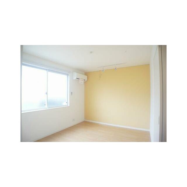 【洋室】大きな窓が付いていて明るい空間です。寝室や子供部屋など様々な用途にどうぞご利用ください。冷…