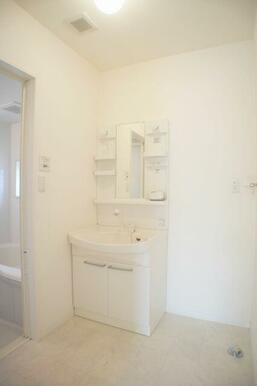 【洗面】鏡の両脇に収納スペースを確保した洗髪洗面化粧台は、水栓がリフトアップするので洗髪もラクラク…