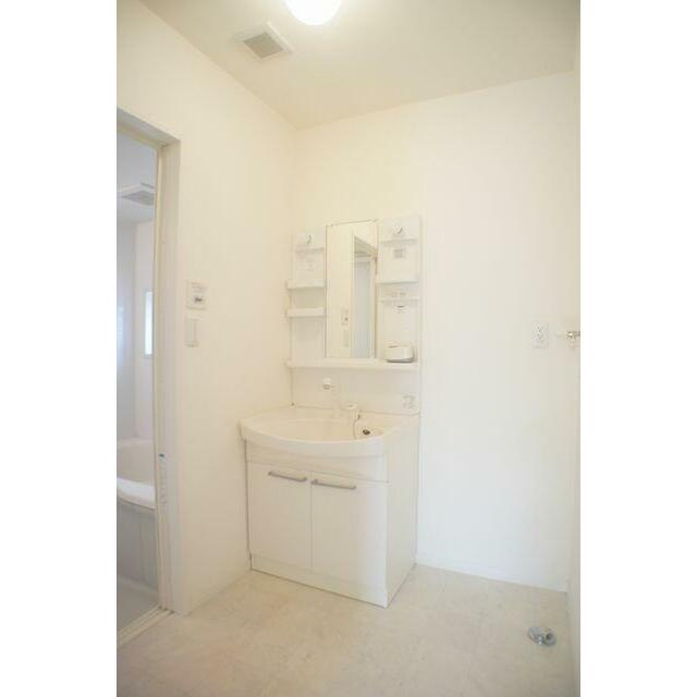 【洗面】鏡の両脇に収納スペースを確保した洗髪洗面化粧台は、水栓がリフトアップするので洗髪もラクラク…