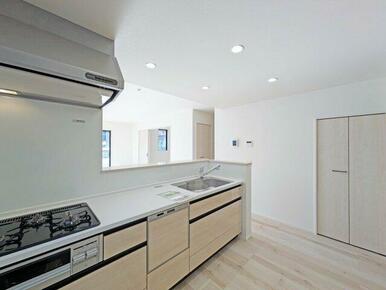 調理がはかどるワイドカウンター、浄水機付シャワー水栓　※撮影：1/14