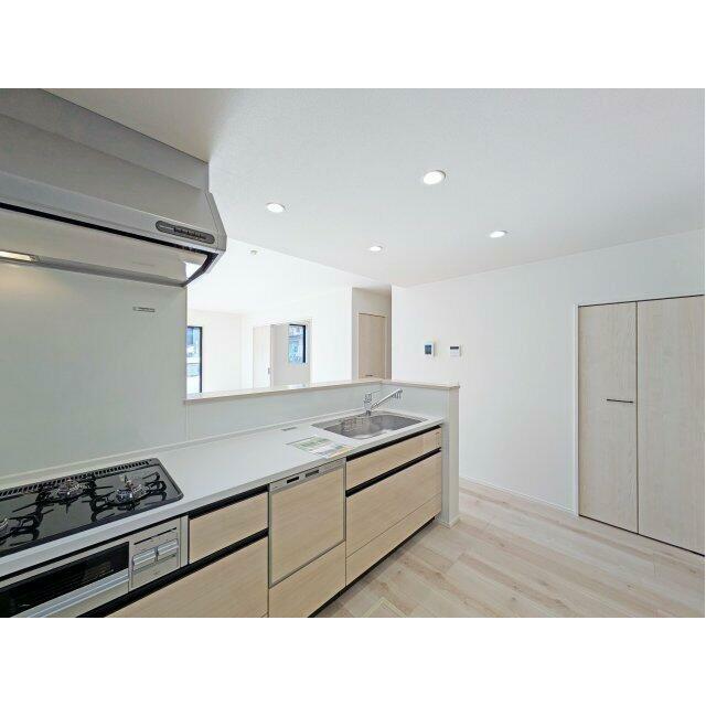 調理がはかどるワイドカウンター、浄水機付シャワー水栓　※撮影：1/14