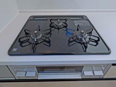 3つ口コンロなのでお料理時間も短縮できます。※撮影：1/14