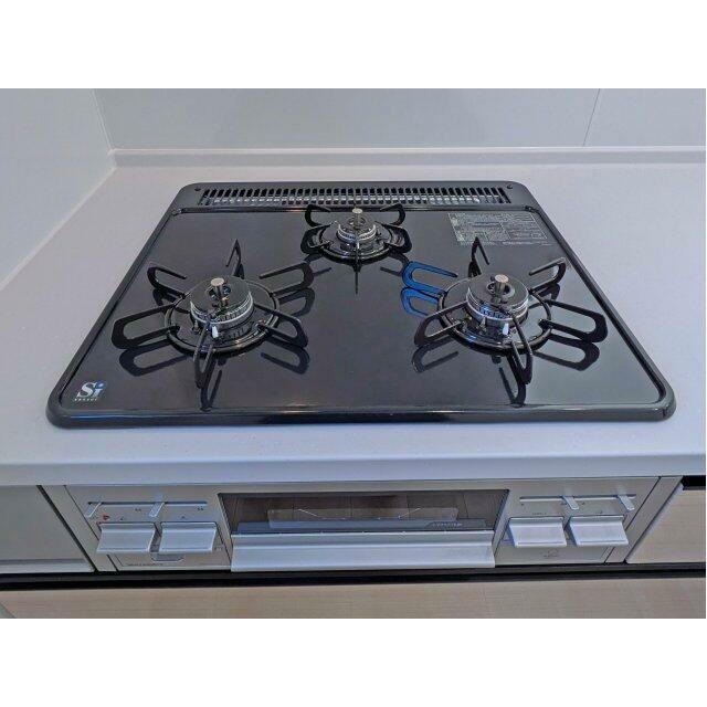 3つ口コンロなのでお料理時間も短縮できます。※撮影：1/14