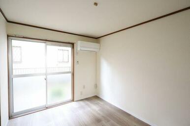 ５．２帖の洋室にはエアコンが設置済みです。