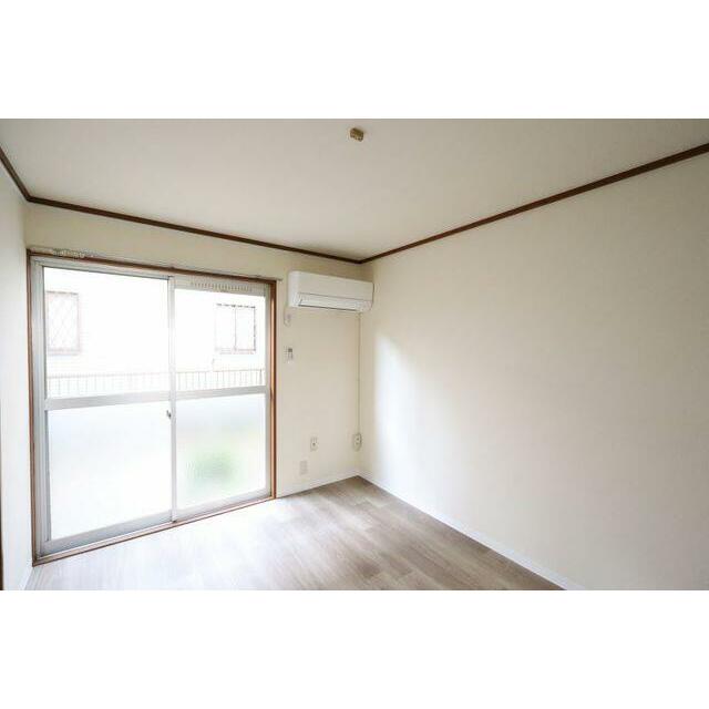 ５．２帖の洋室にはエアコンが設置済みです。