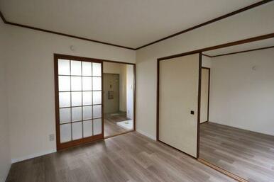 ２つの洋室は引き違い戸を開放して使うことも可能です。