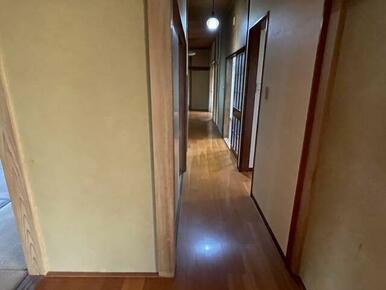 １階の廊下です。