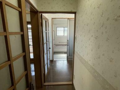 洗面所につながる廊下です。