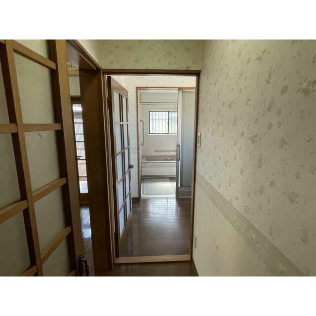 洗面所につながる廊下です。
