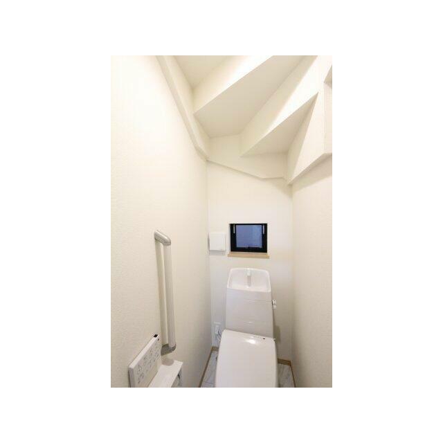 1階と2階にトイレがあり、ウォシュレット完備