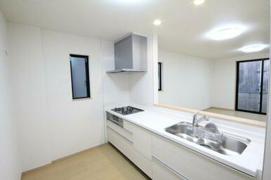 広々キッチンは床下収納付き