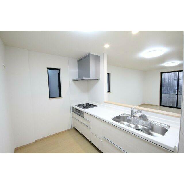 広々キッチンは床下収納付き