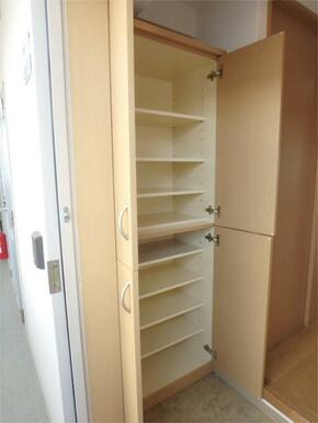 玄関には天井高のシューズボックス