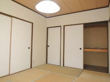 和室のほうには収納スペースが