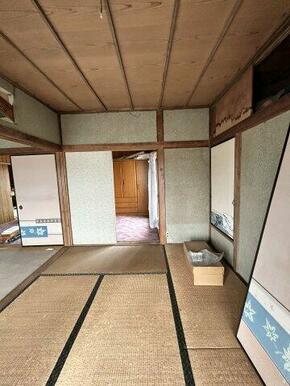 襖を開放することで、隣の和室と一体感のある空間になります。
