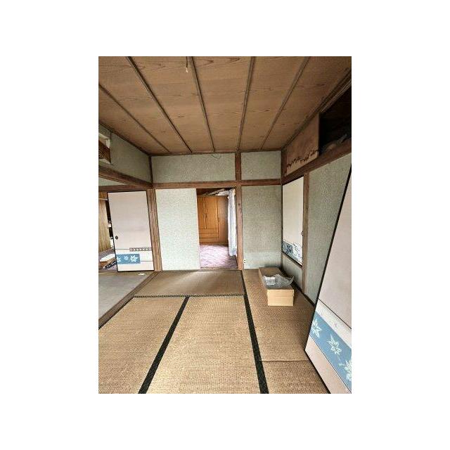 襖を開放することで、隣の和室と一体感のある空間になります。