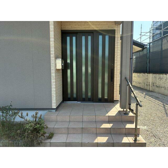 玄関戸は3枚スライドタイプの引戸！開口部が広く、手すりも付いてます！