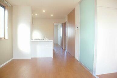 吊戸棚のない対面式キッチンのため、お部屋をスッキリ演出します☆ＬＤＫ収納はパントリー（食料品保存庫…