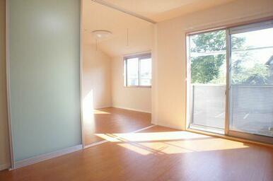 スライディングスクリーンを開放してリビングと洋室を広々使うことも可能です♪洋室には室内物干しがあり…