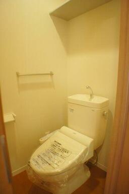 寒い冬場も安心便利な多機能トイレです。上には棚があり、ペーパー類を収納いただけます。