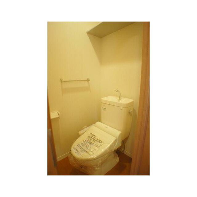 寒い冬場も安心便利な多機能トイレです。上には棚があり、ペーパー類を収納いただけます。