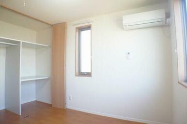 北側洋室はエアコン付きで初期費用軽減になります。棚とハンガーパイプ付きの収納は衣類以外のかさばるも…