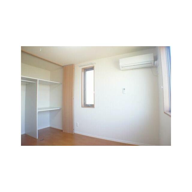北側洋室はエアコン付きで初期費用軽減になります。棚とハンガーパイプ付きの収納は衣類以外のかさばるも…