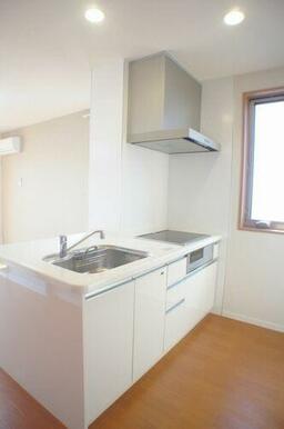 ＩＨクッキングヒーター付きのシステムキッチンです。調理スペースも確保されており料理が捗ります♪