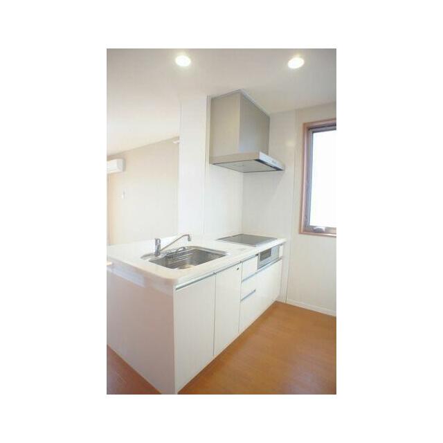 ＩＨクッキングヒーター付きのシステムキッチンです。調理スペースも確保されており料理が捗ります♪