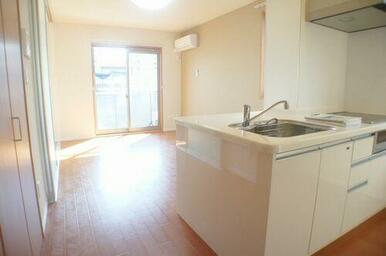 天井近くまである窓があり、開放的な印象のＬＤＫです。エアコン・居室照明付きで初期費用軽減になります。