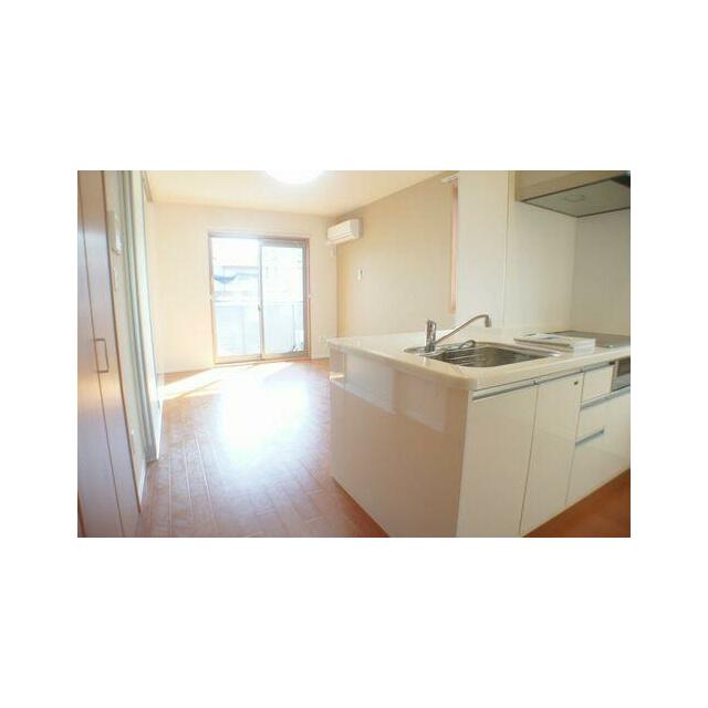 天井近くまである窓があり、開放的な印象のＬＤＫです。エアコン・居室照明付きで初期費用軽減になります。