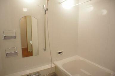 ２４時間換気と室内物干しが付いた浴室です。追い焚き機能も付いて、いつでもポカポカ癒しのバスタイムを…