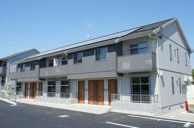 切り妻屋根にホワイトの外壁はひときわ個性的な外観になっています！！