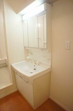 洗面化粧台は三面鏡タイプを採用。鏡の裏に収納があるので、化粧品等をスッキリ収納できます。ボウルも広…