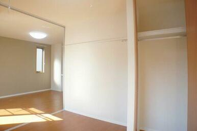 南側洋室の収納はハンガーパイプ付きで衣服の収納に便利です♪壁にはフックがあり、壁に穴を開けずに物を…