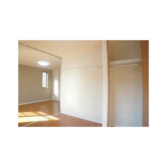 南側洋室の収納はハンガーパイプ付きで衣服の収納に便利です♪壁にはフックがあり、壁に穴を開けずに物を…