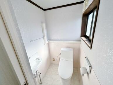 ２階のトイレです。この年代の中古テラスでトイレが２ヶ所は意外と珍しい。そいて便利です。