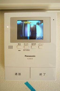 【設備】カラーモニター付きインターホンが設置されています。これで、突然の来客時にも安心して対応でき…