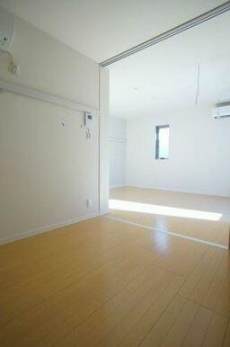 【室内】晴れた日には明るい日差しが入り込みます♪