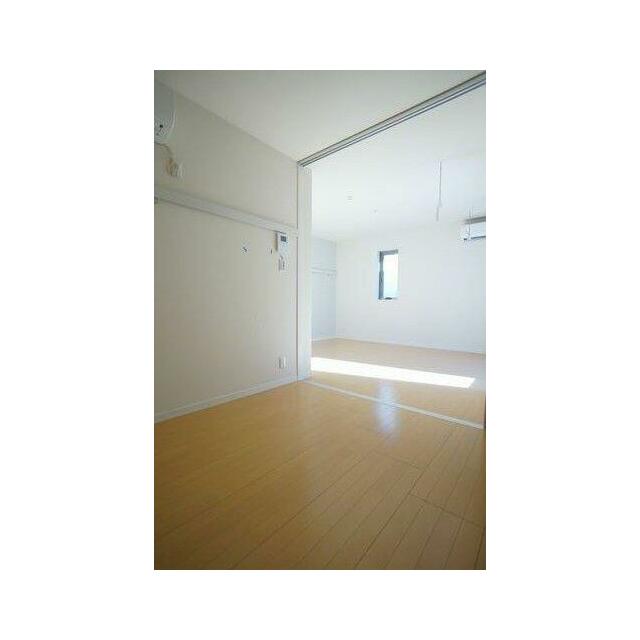 【室内】晴れた日には明るい日差しが入り込みます♪