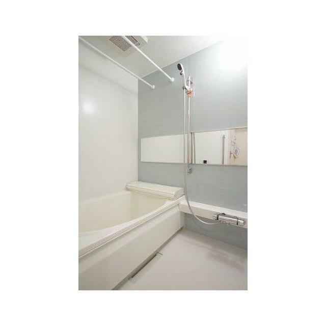 【浴室】清潔感がたっぷりの浴室です。追い焚き機能付きで、浴室乾燥機も設置されております！