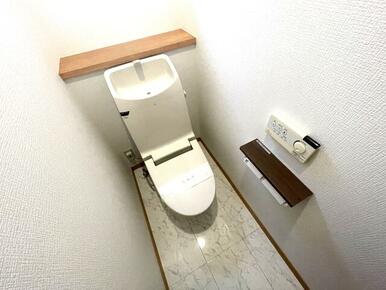 白を基調とした明るくシンプルなトイレです。１階２階に１つずつあります。