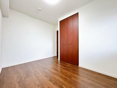 「北側6帖洋室」別角度写真です。クローゼットがございます。