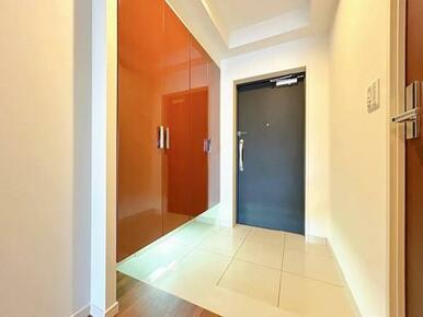 「玄関」玄関内部の写真です。背の高いシューズボックスがございます。