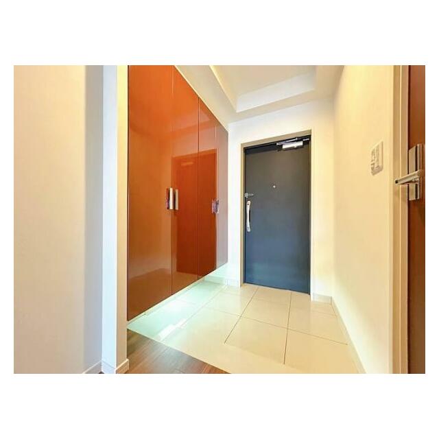 「玄関」玄関内部の写真です。背の高いシューズボックスがございます。