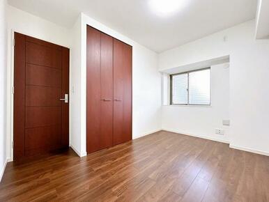 「北側6帖洋室」フローリング張替え、クロス張替え、照明交換等を行いました。クローゼットがございます。