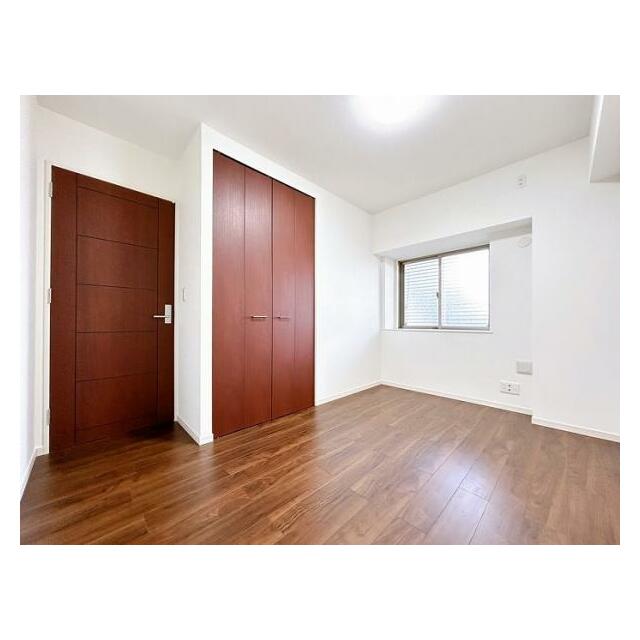 「北側6帖洋室」フローリング張替え、クロス張替え、照明交換等を行いました。クローゼットがございます。