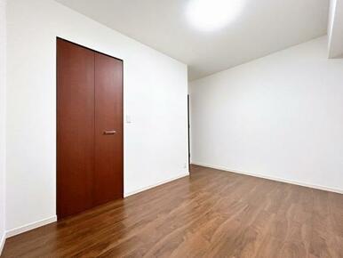 「南側6帖洋室」別角度写真です。