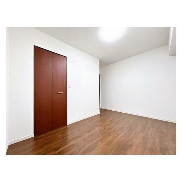 「南側6帖洋室」別角度写真です。