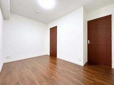 「南側6帖洋室」フローリング張替え、クロス張替え、照明交換等を行いました。ウォークインクローゼットがございます。